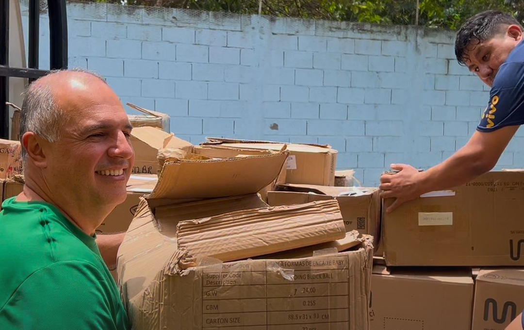 Mais de 700 brinquedos arrecadados em evento esportivo solidário são distribuídos às crianças das instituições de caridade em Extrema