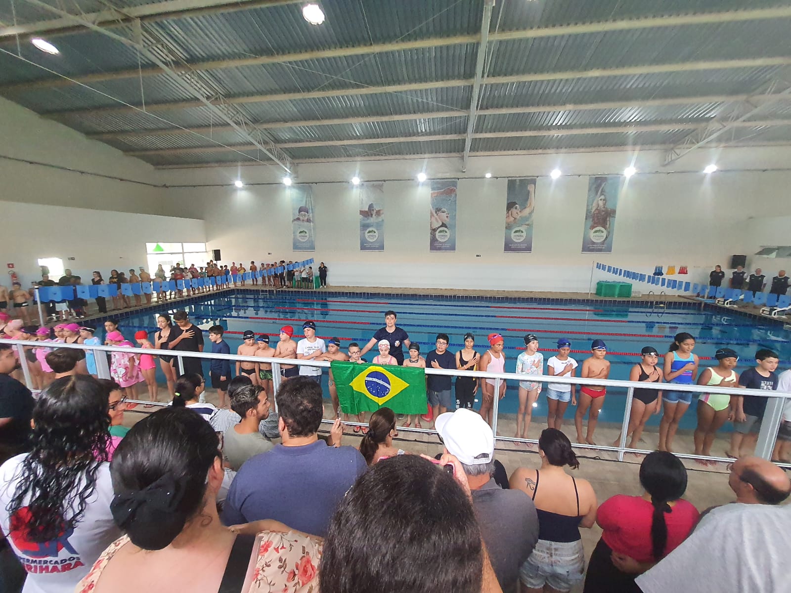 2º Festival de Natação encanta famílias que acompanharam as crianças em uma apresentação especial no Centro Aquático de Extrema