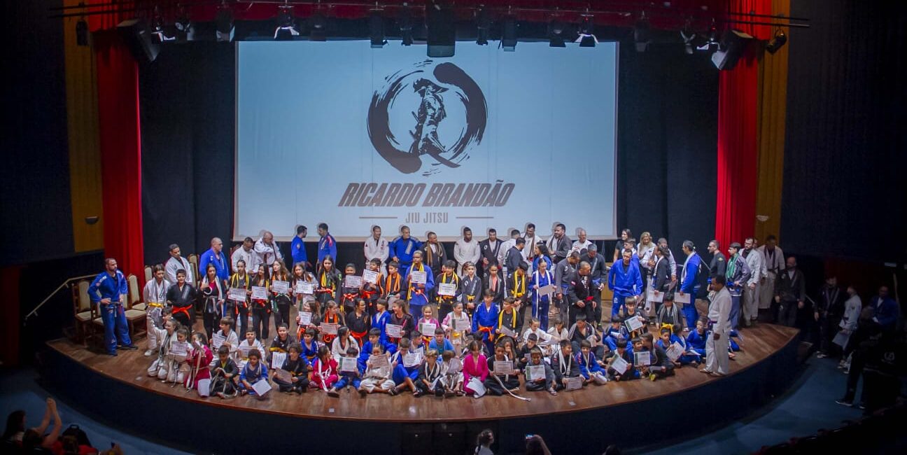 Graduação de faixas da ‘Ricardo Brandão Jiu-Jitsu’ celebra 10 anos de atuação em Extrema e reúne mestres e mais de 100 alunos da academia