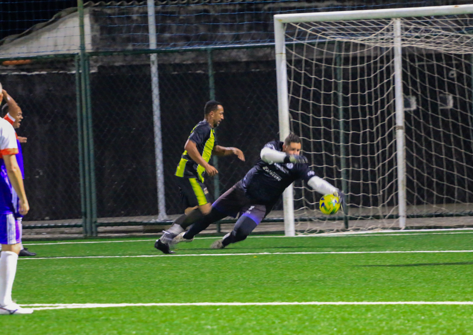 4ª edição do Mitos vs Lendas encerra a temporada esportiva de Extrema com empate eletrizante e vitória dos atletas das Lendas nos pênaltis