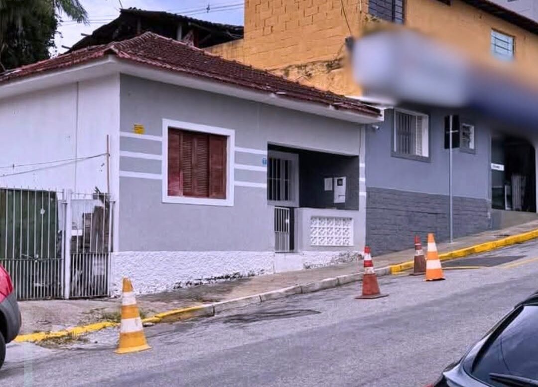 Estabelecimento comercial do centro de Extrema é acusado de usar cones para bloquear vagas públicas