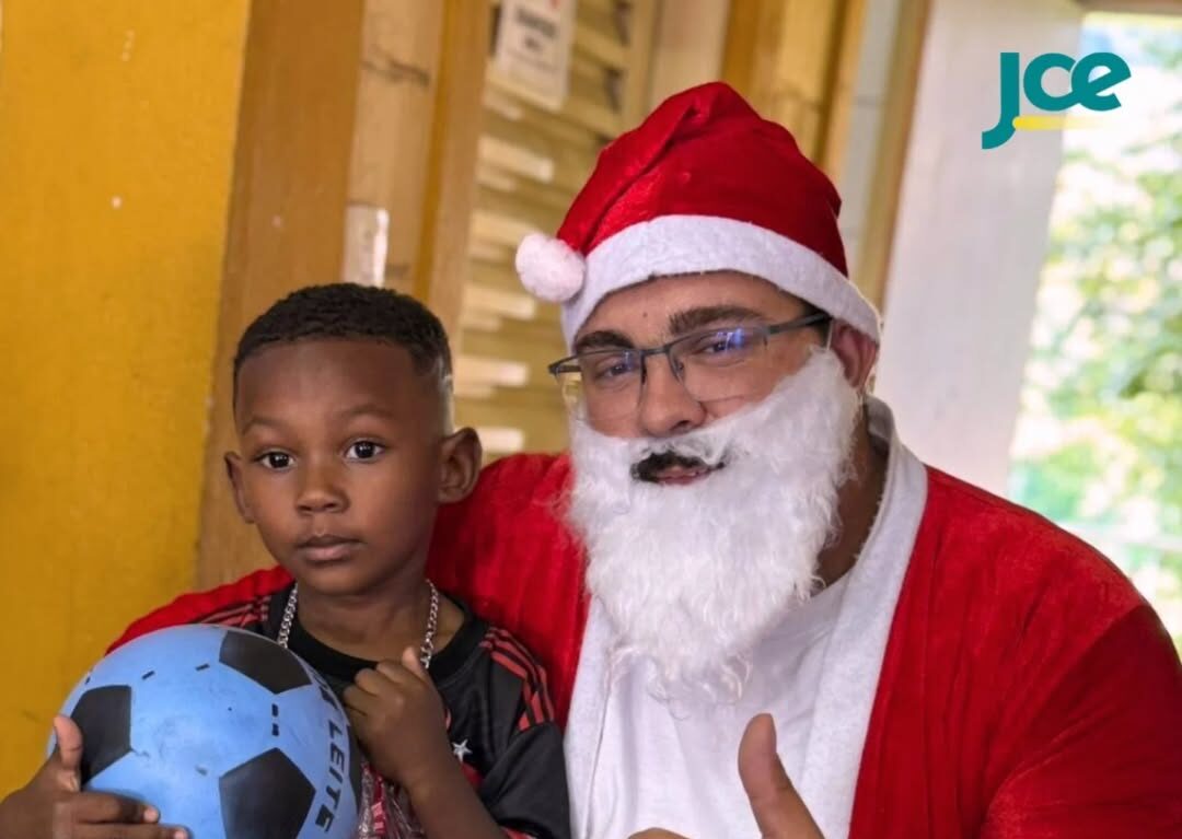Diretoria e torcedores do clube Olímpico F.C realizam campanha solidária de natal e distribuem brinquedos e doces para mais de 200 crianças do bairro Vila Esperança