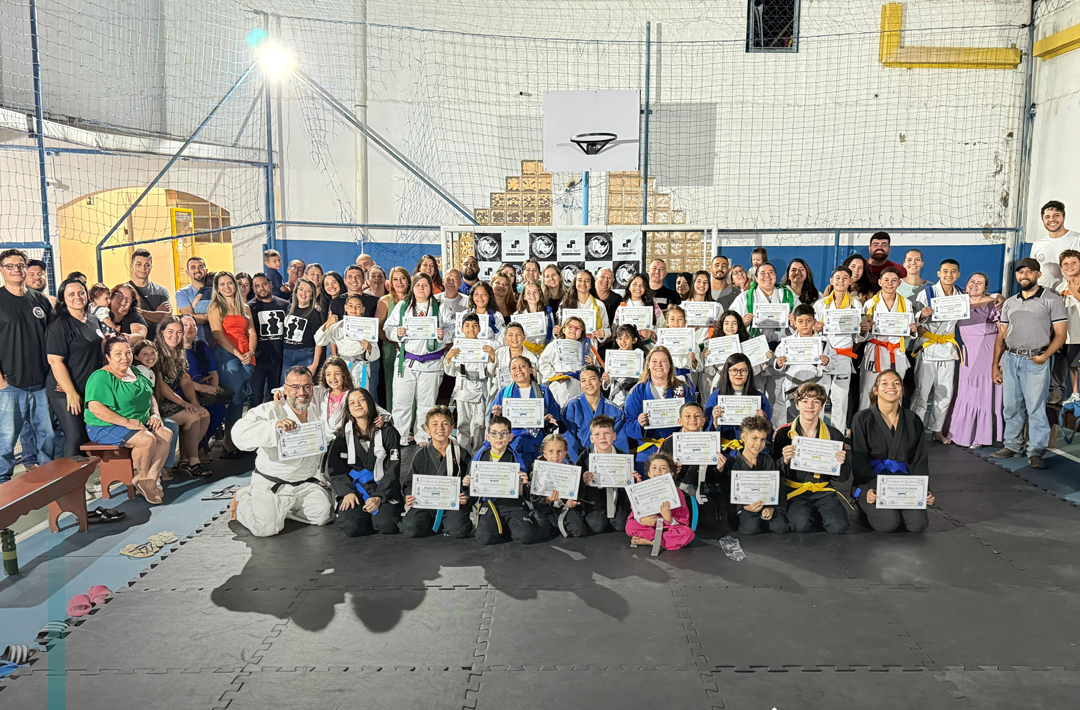 Mais de 40 alunos de judô da Checkmat/Transcend trocam de faixa em cerimônia de graduação realizada no Colégio Anglo