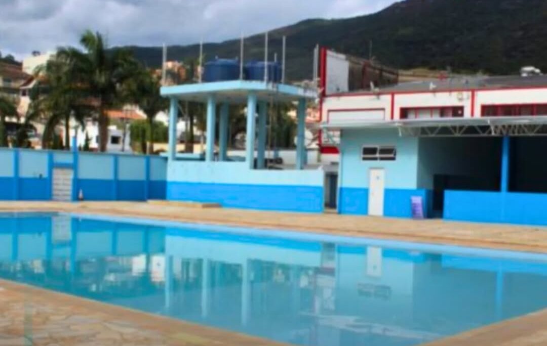 Piscina externa do poliesportivo será liberada para lazer e recreação a partir deste final de semana em Extrema
