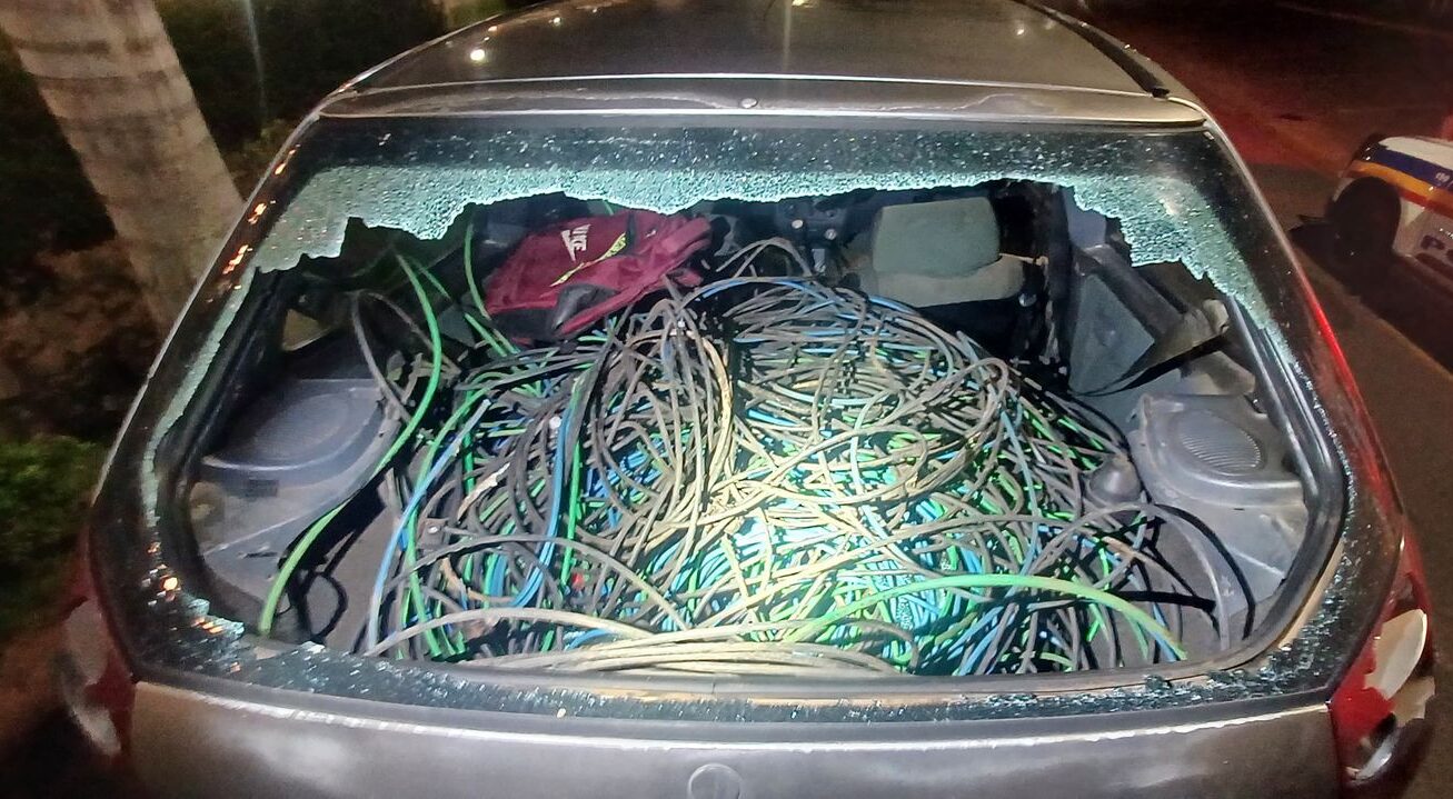 Trio é preso pela PM após furtar fiação subterrânea de iluminação pública em Extrema da Avenida Luiz Gabellini