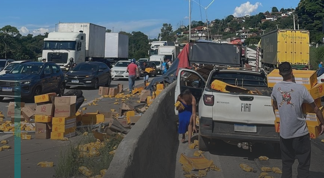 Caminhão da Bauducco tomba na Rodovia Fernão Dias e carga é saqueada em Extrema