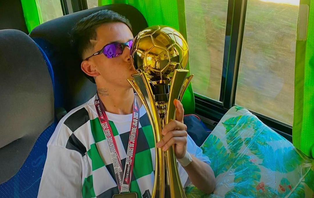 Kaio Santos, ex-jogador do Extrema, embarca até o Espírito Santo para realizar teste no time profissional do Grêmio Esportivo Laranjeiras