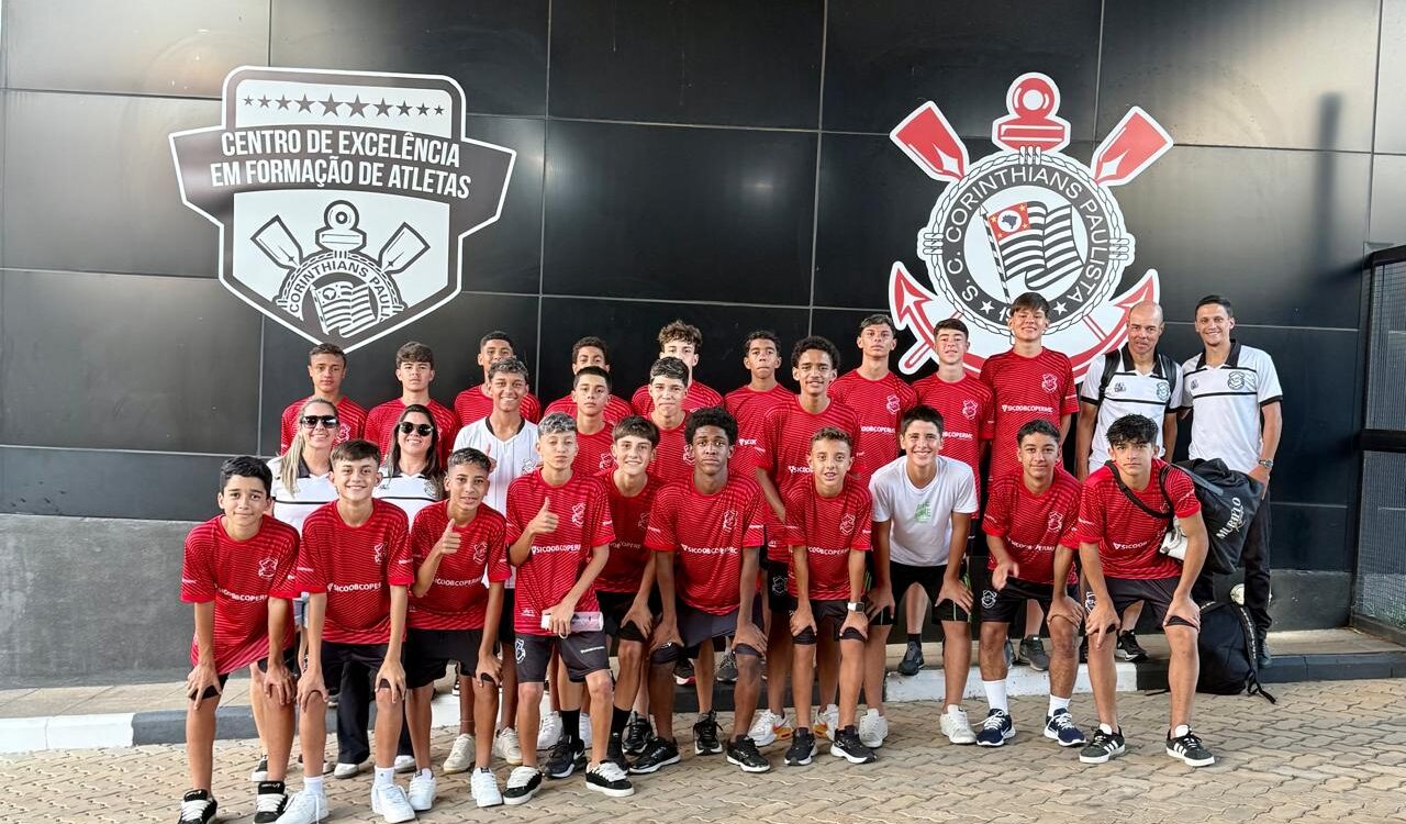 Atletas do Sub15 do Extrema Futebol Clube visitam o CT Joaquim Grava em São Paulo e enfrentam o Corinthians em amistoso especial