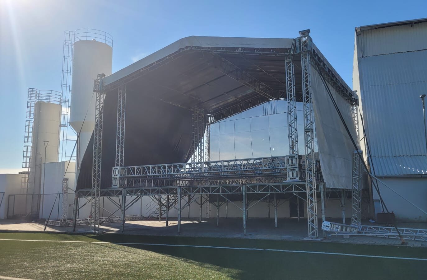 Estrutura da Festa de Santa Rita começa a ganhar forma no Extrema Futebol Clube para o início da festa social no dia 13 de maio