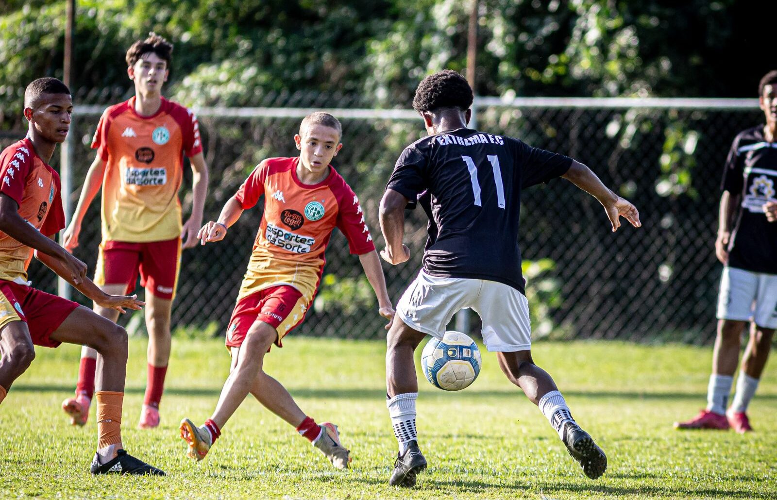 Vinte atletas do Sub15 do Extrema Futebol Clube disputam amistoso contra o time do Guarani no Centro de Treinamento em Campinas