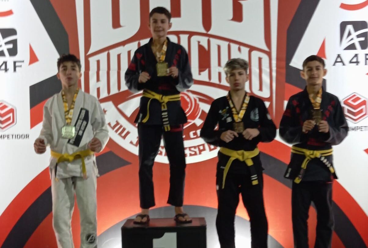 A base do Jiu-Jitsu extremense em alta: Quatro jovens talentos da Casa do Saber conquistam seis títulos em dois importantes campeonatos de Jiu-Jitsu