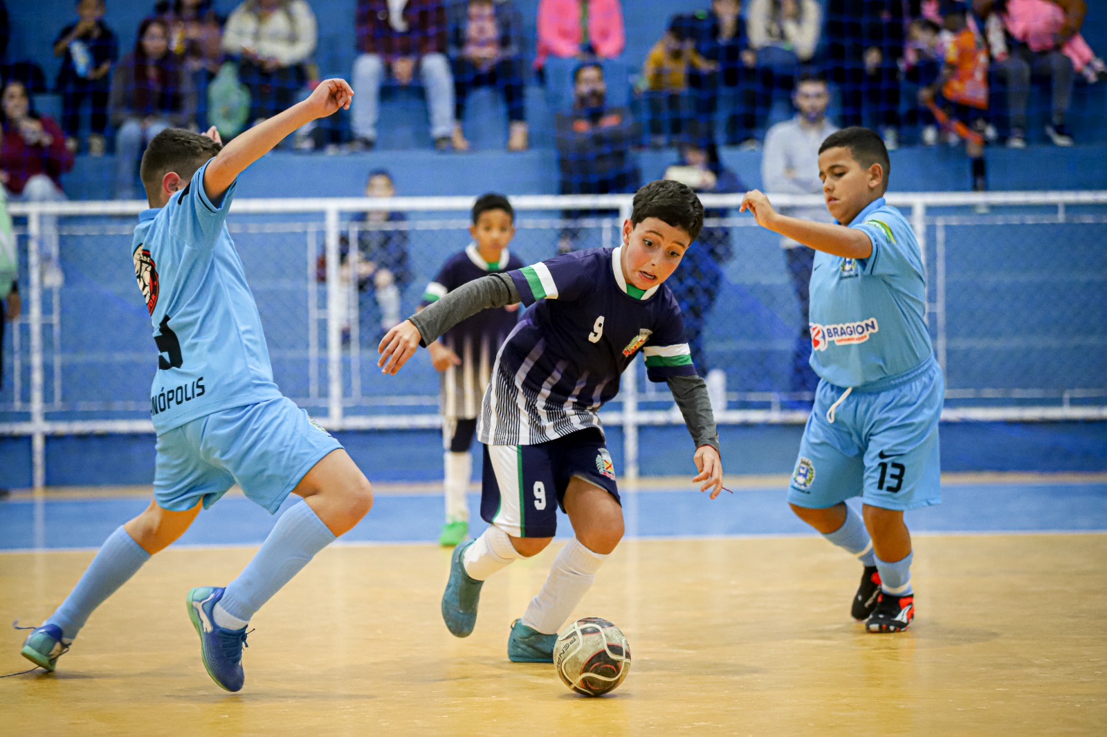 Cinco times da categoria de base de Extrema estreiam com vitória no Torneio Piracaia Cup Futsal