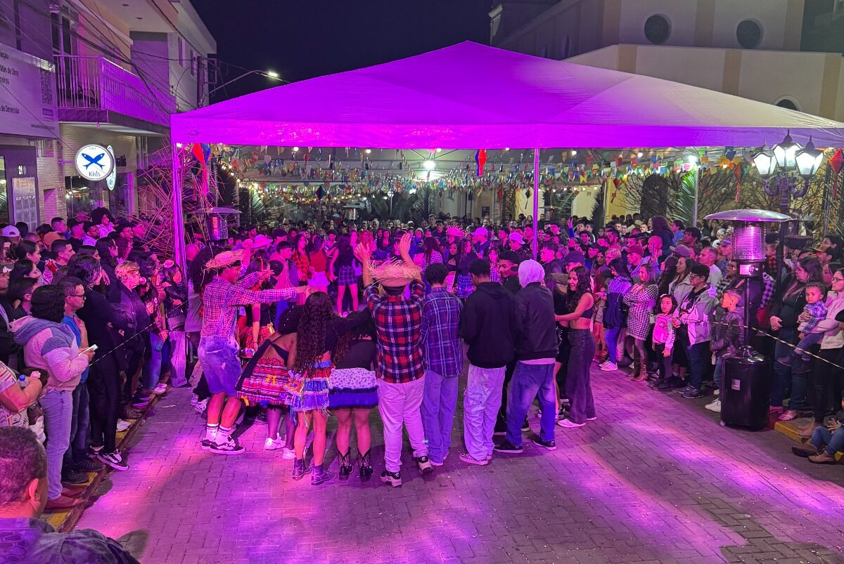 Festa de São João em Extrema reúne mais de 4 mil pessoas em três dias de programação inédita na Praça Central de Extrema