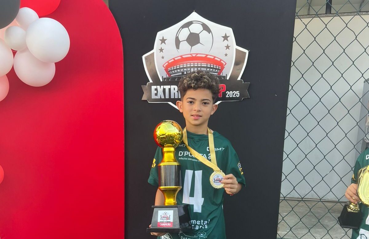 Atleta extremense Matheus Koga brilha na zaga do clube Guarani e ajuda equipe a conquistar o título do Extrema Cup versão especial Sub10