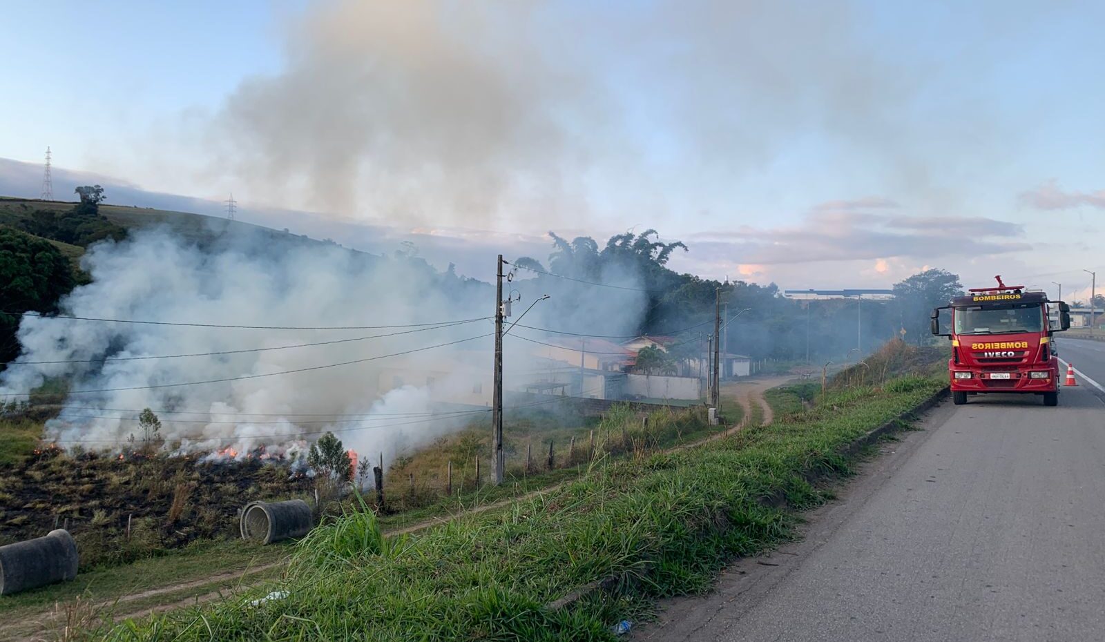 Mulher de 60 anos é presa em flagrante após atear fogo em terreno particular localizado às margens da Rodovia Fernão Dias, em Extrema