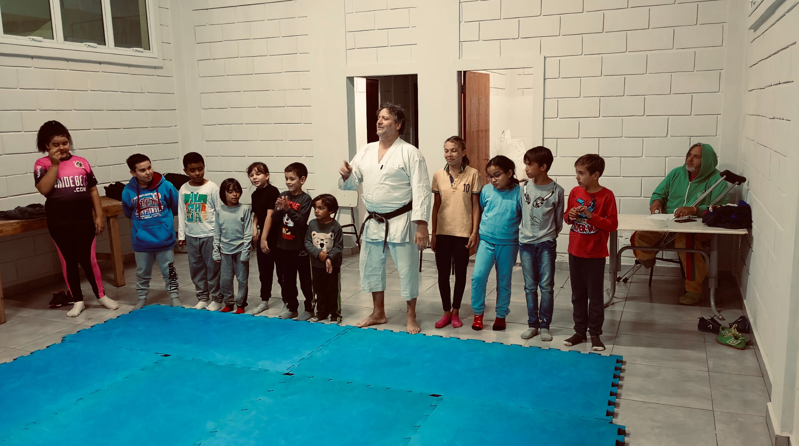 Secretaria de Esporte expande projeto ‘Extrema em Movimento’ e abre aulas de karatê para os bairros