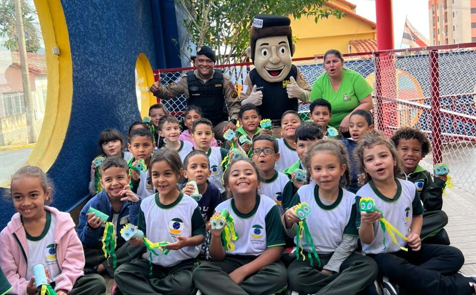 Alunos da EMETI Nildes recebem visita do mascote da PM com conversa educativa sobre cidadania e drogas