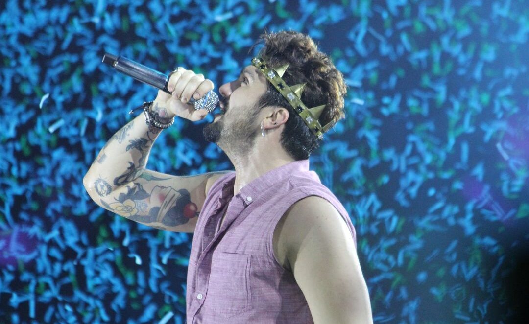 Abertura da 38ª Festa do Peão de Extrema é marcada pelos shows de Luan Santana e aAok mesmo em meio ao temporal; confira os registros