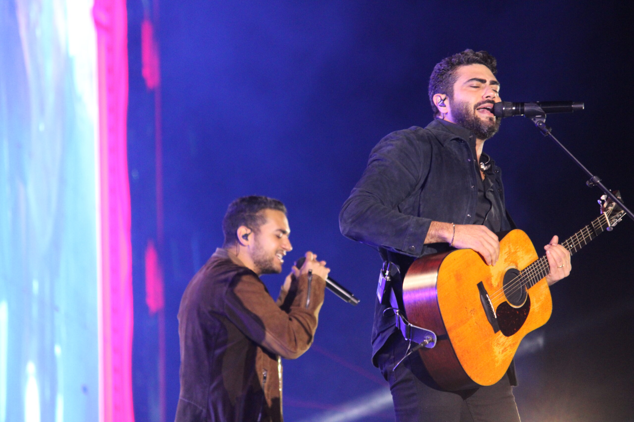 Shows de Henrique & Juliano e Jiraya Uai marcam início da segunda semana do Rodeio em Extrema com recorde de público no Parque de Eventos