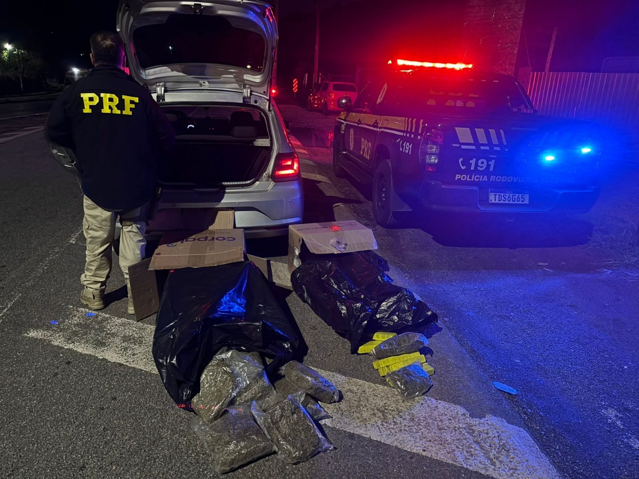 Motorista de aplicativo é detido em Extrema, após ser flagrado trasnportando uma carga de quase 50kg de maconha e skunk na rodovia Fernão Dias