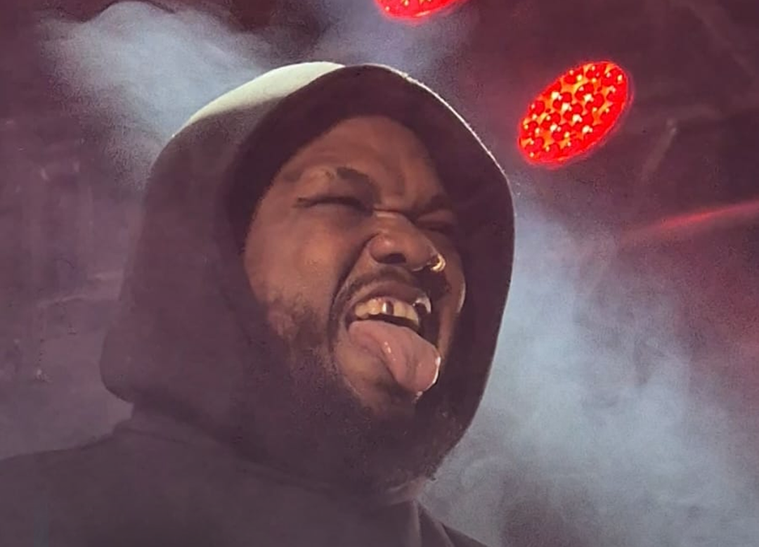 Rapper Djonga se apresenta no ‘Festival da Consciência Negra’ em Extrema e entrega show intimista, com total interação com o público no Parque de Eventos