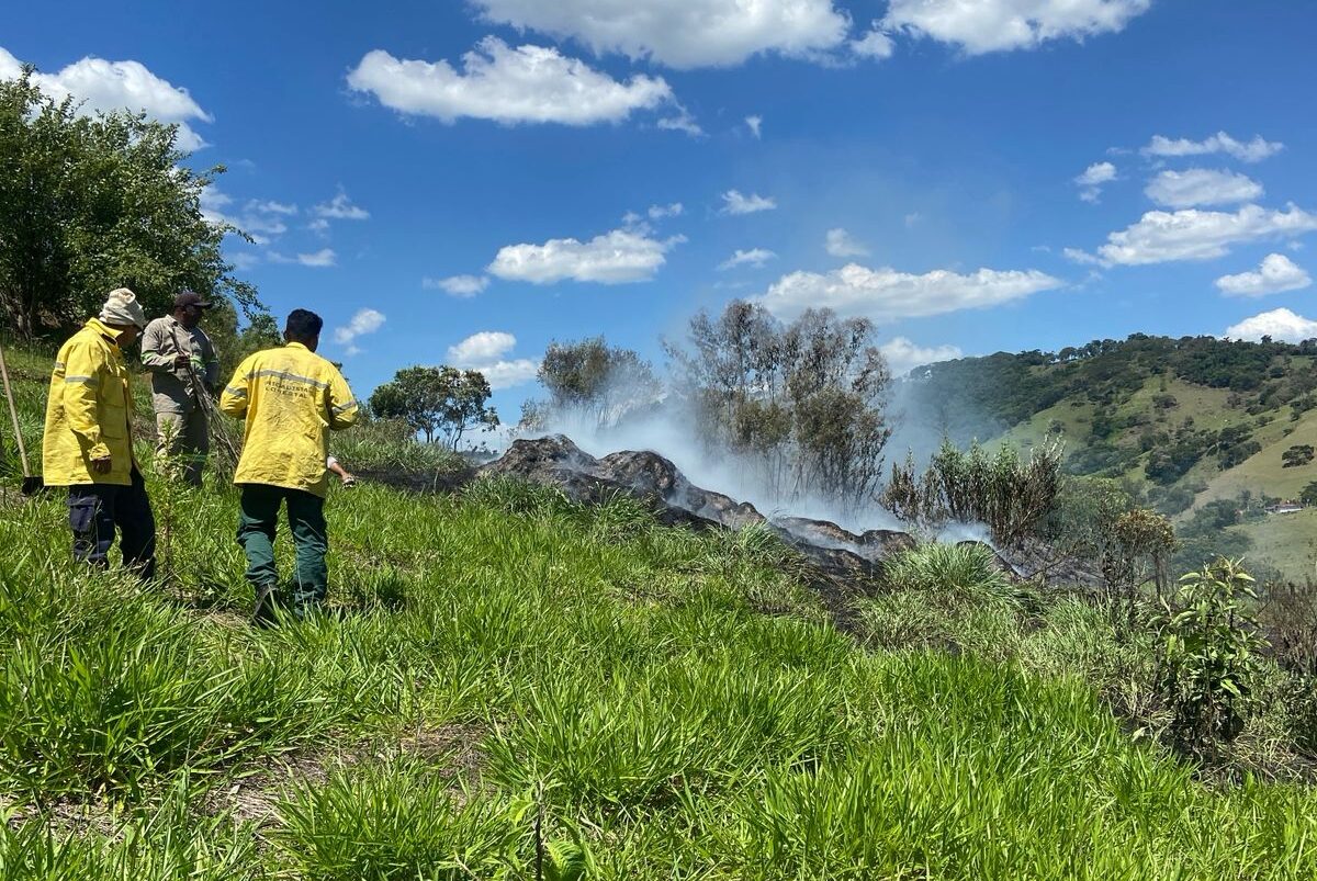 Balão de grande porte cai em terreno no bairro Jardim e mobiliza brigadistas, bombeiros, Polícia Militar e Defesa Civil