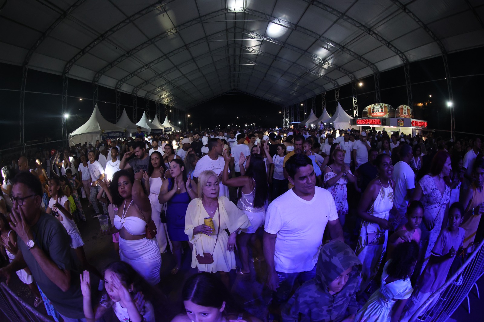 Multidão lota o Parque de Eventos para celebrar o Réveillon em Extrema